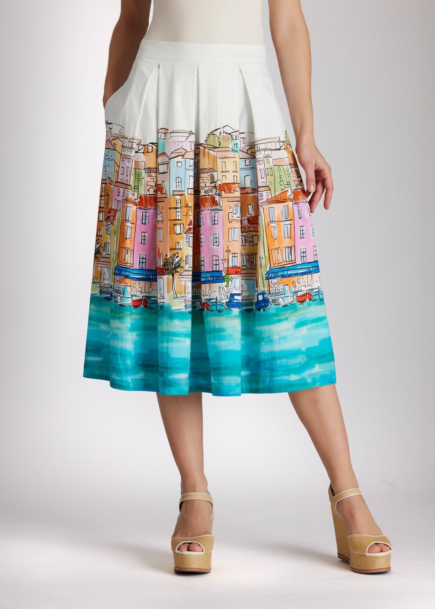 Weiter, ausgestellter Rock FIPERO mit Falten und mehrfarbigem Häuser-Print